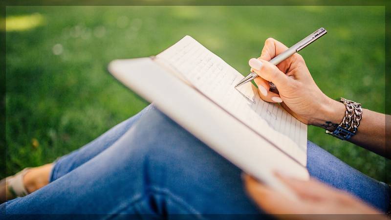 writing out your goals in a gratitude journal